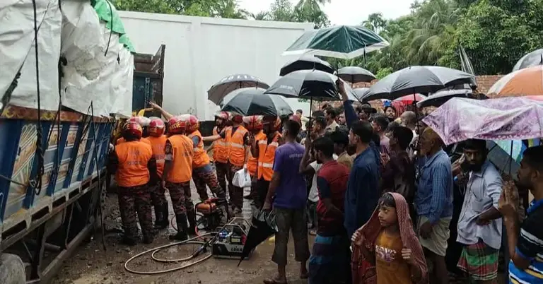 যশোরে দাঁড়িয়ে থাকা ট্রাকের পেছনে আরেক ট্রাকের ধাক্কা